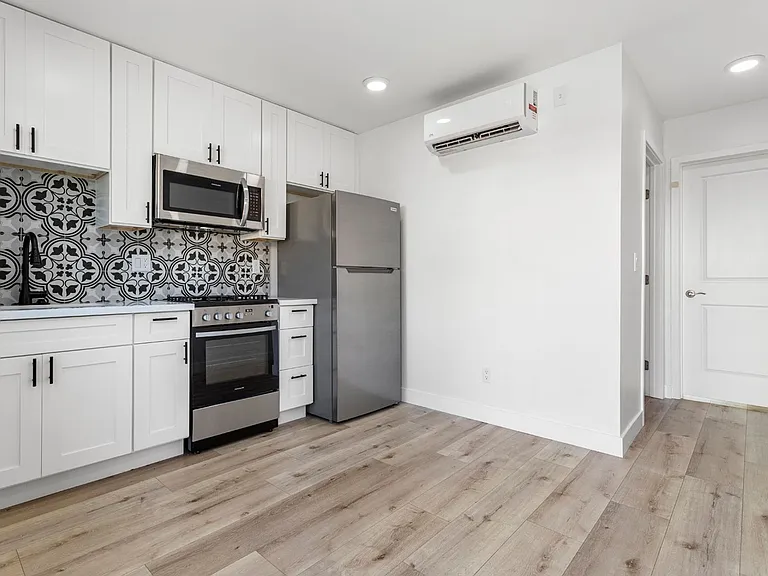 1137 W 29th St — Photo 8
