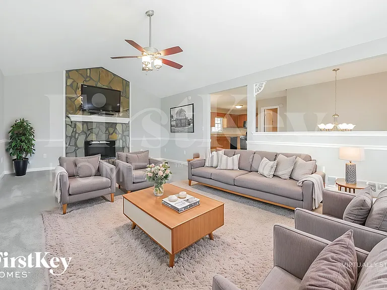 221 Whitney Ln — Photo 4