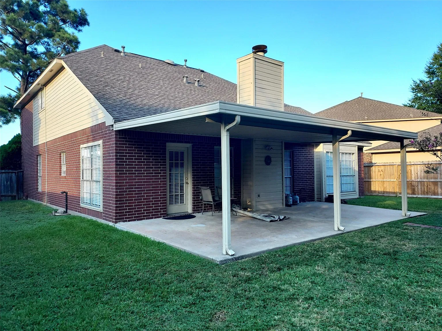4 bed, 2.5 bath, 2734 sqft, $2,575 — Photo 2