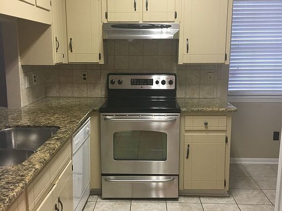 4th image of 451 E Van Buren St