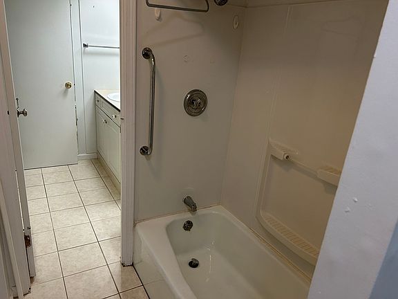 2nd image of 40 E Halifax Ct