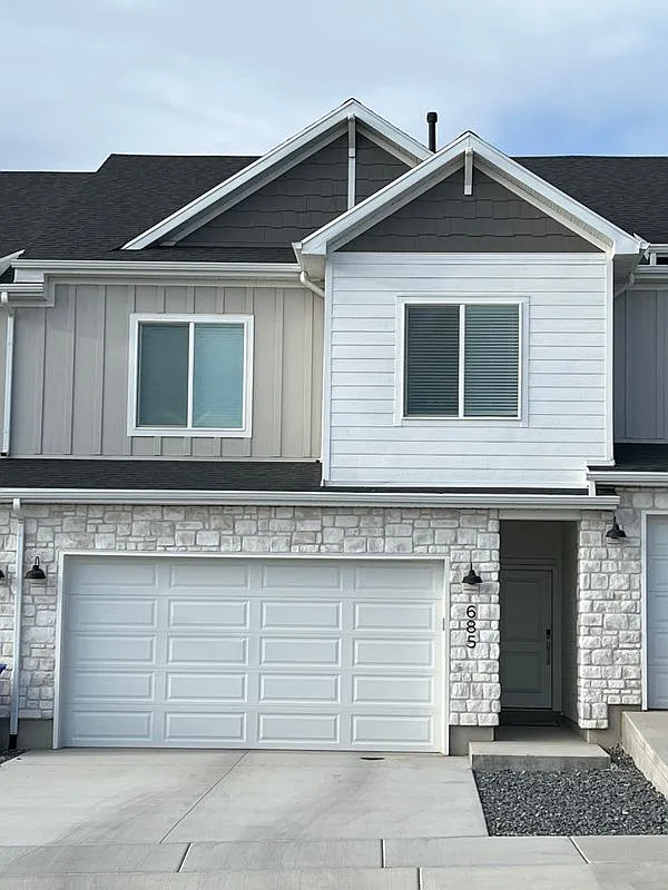 3 bed, 2.5 bath, 1740 sqft, $1,800 — Photo 1