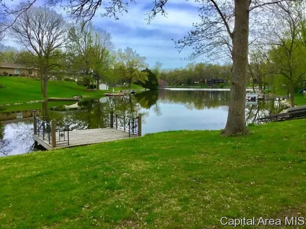 18 Holly Ct, Taylorville, IL 62568