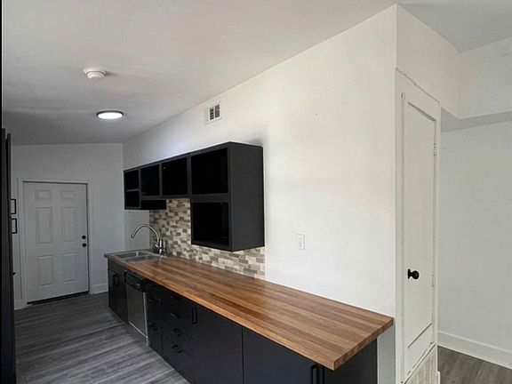 3rd image of 903 Evergreen Dr