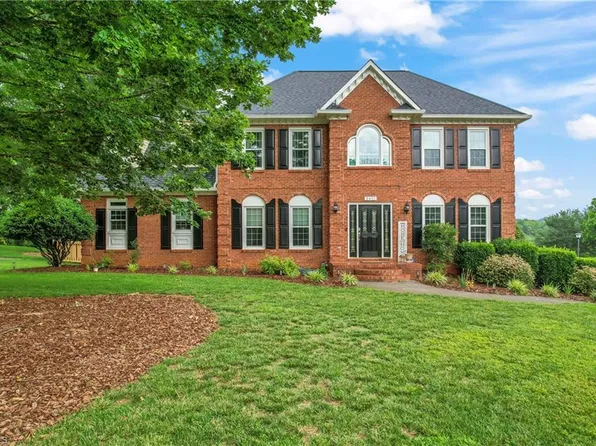 3401 Lochurst Ct, Pfafftown, NC 27040