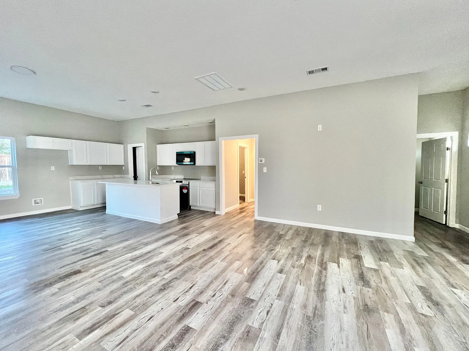 3 bed, 2.5 bath, 1942 sqft, $2,095 — Photo 4