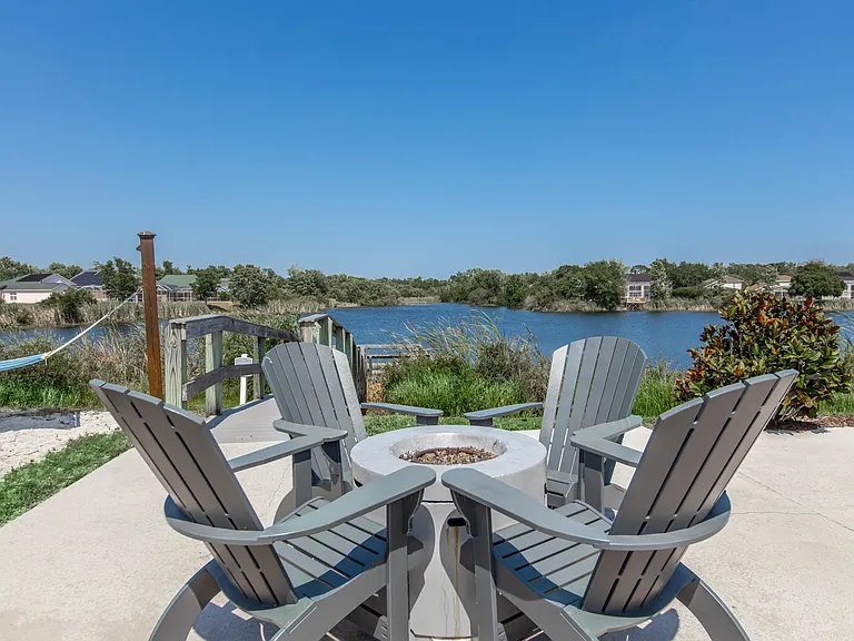 Lake House — Photo 9