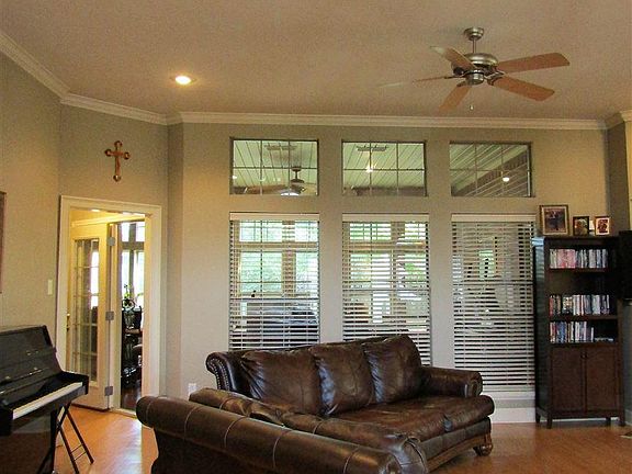 5th image of 2106 White Oak Ln