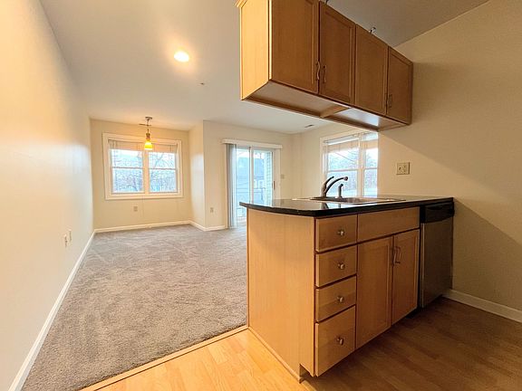 4th image of 504 Elmwood Ave #202