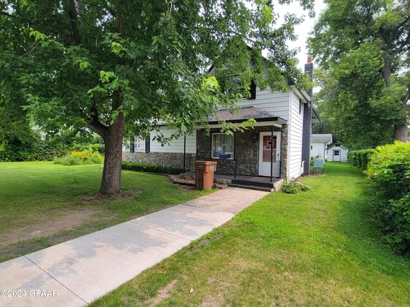 305 Garrison Ave, Larimore, ND 58251