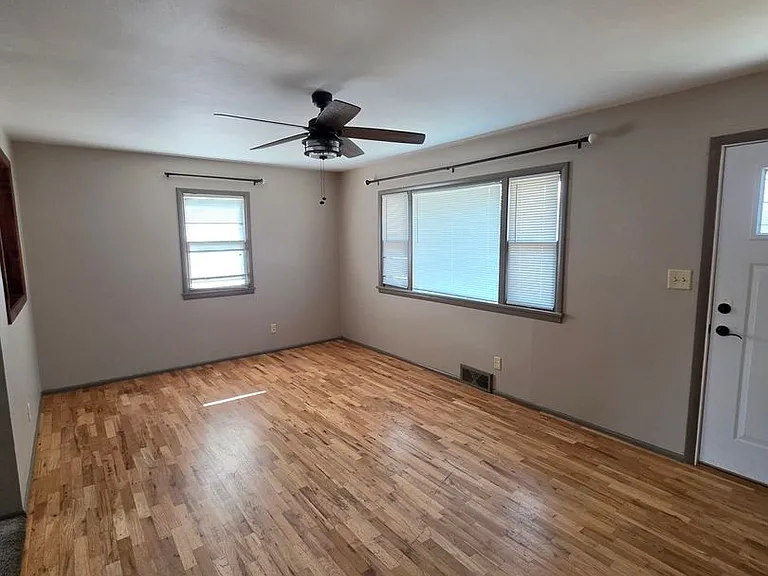 124 E Van Buren St — Photo 2