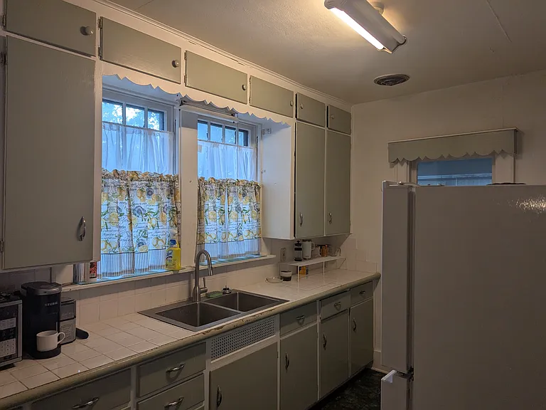 1141 Campeau St — Photo 18