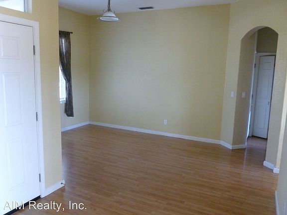 4th image of 504 Crestfield Cir