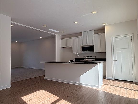 5th image of 2004 Canterbury Dr #212C