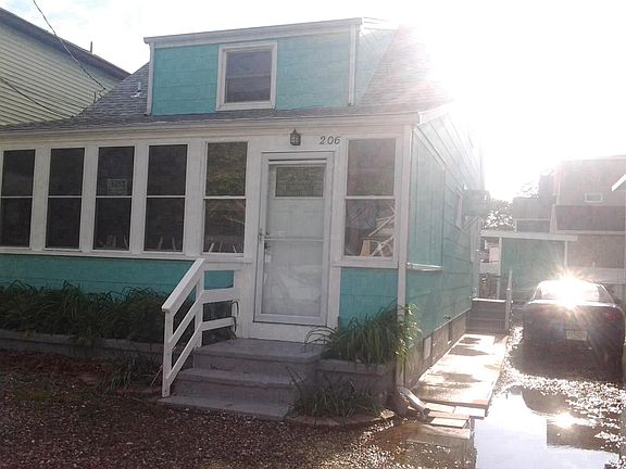 Front view of the house 