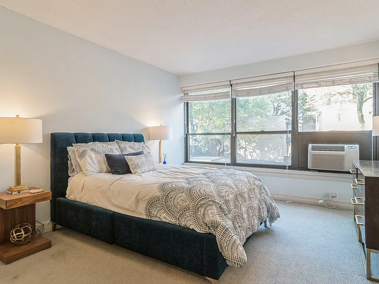2930 N Sheridan Rd #202 — Photo 15