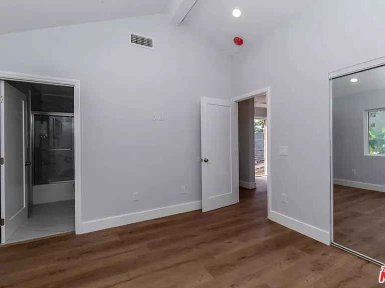 2210 S Harcourt Ave — Photo 14