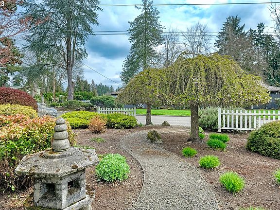 3rd image of 2355 SE Juniper Dr