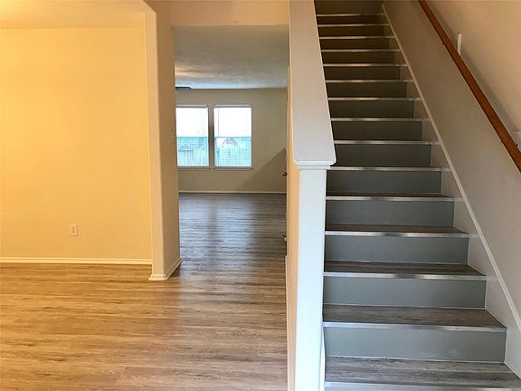 2nd image of 115 S Vesper Bend Cir