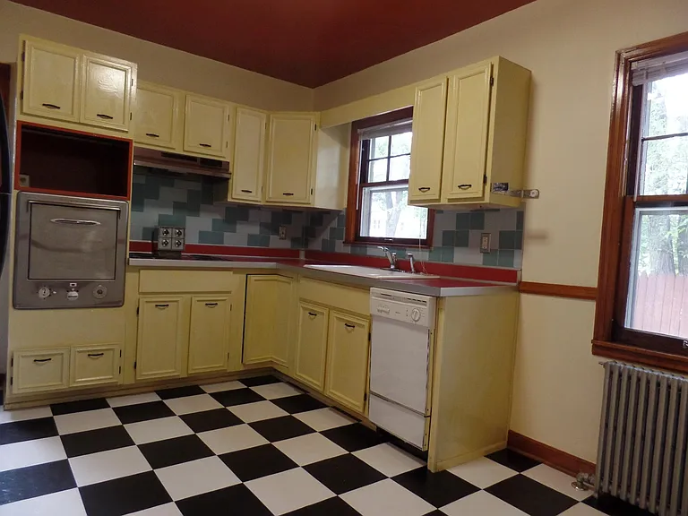 Kitchen. Window to the right face the driveway.