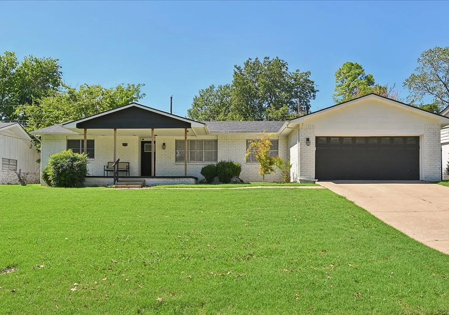Amazing sleek modern updated home that is move in ready. — Photo 2