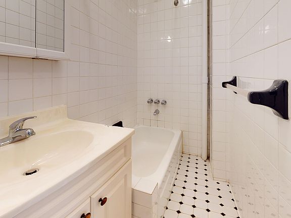 5th image of 330 E 74th St APT 3d