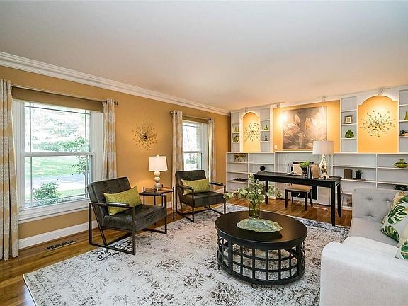 4th image of 217 Ladue Oaks Dr
