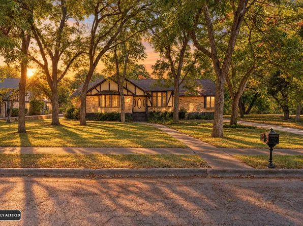 249 Creekwood Dr, Lancaster, TX 75146