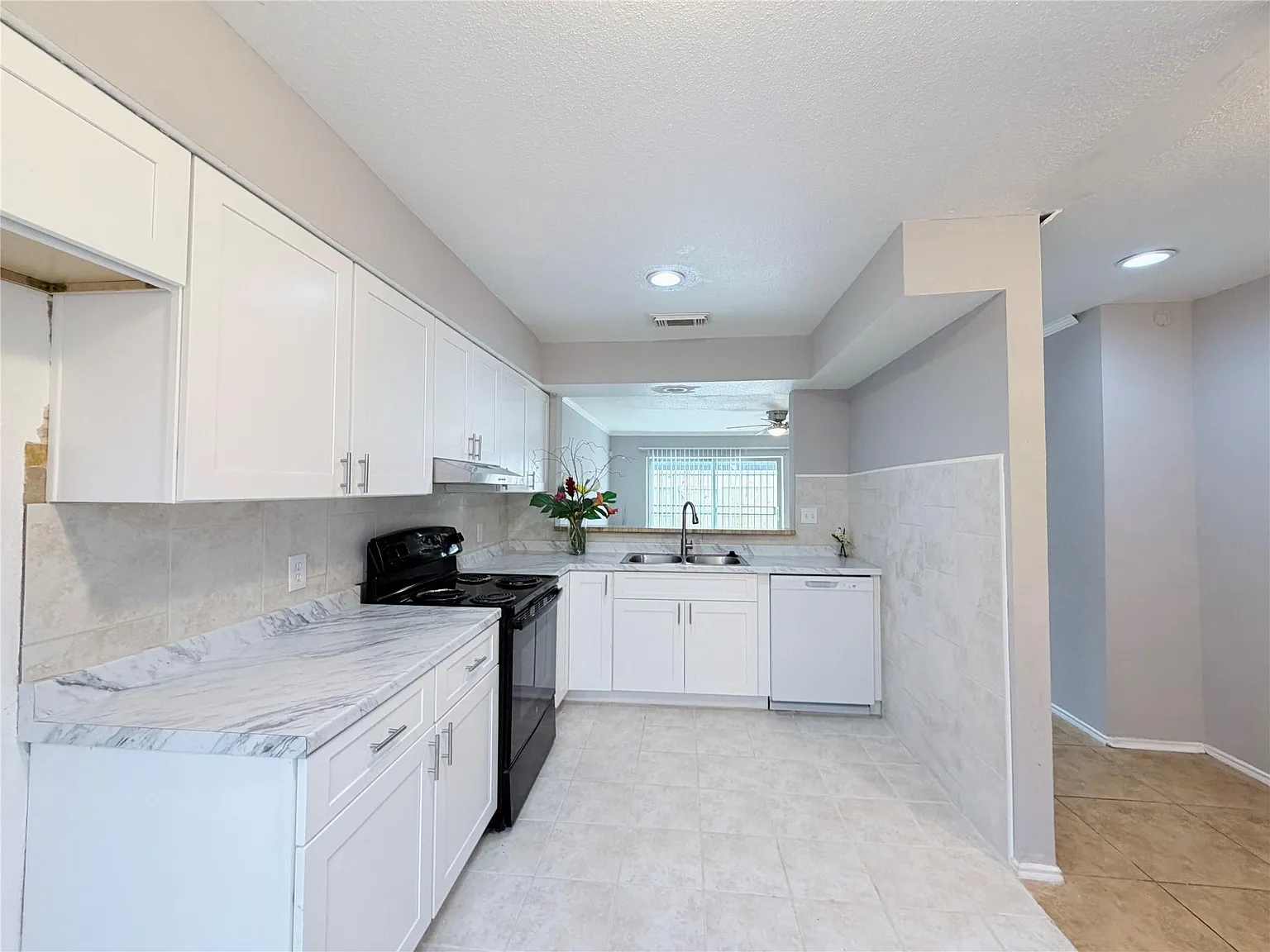2 bed, 2.5 bath, 1173 sqft, $1,300 — Photo 4