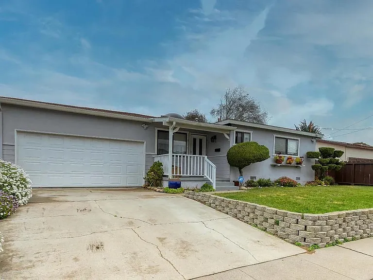 475 Carmel Ave — Photo 2