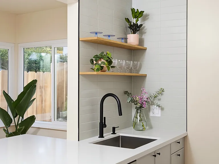 Brand-new modern kitchen (Pic 1)