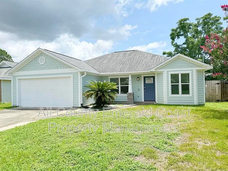915 Emily Cir — Photo 3