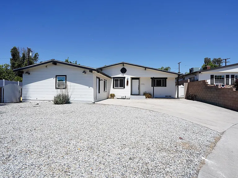 719 Esther Way — Photo 31