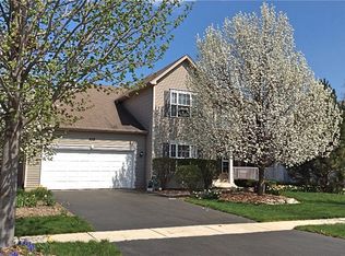 410 Camden Cir, Oswego, IL