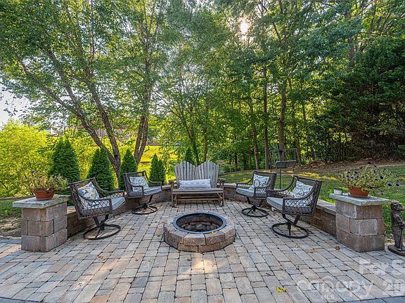 5th image of 2041 Fairways Dr