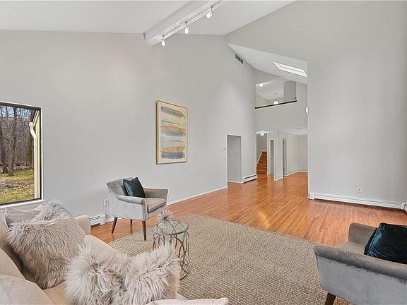 4th image of 26 Heritage Dr