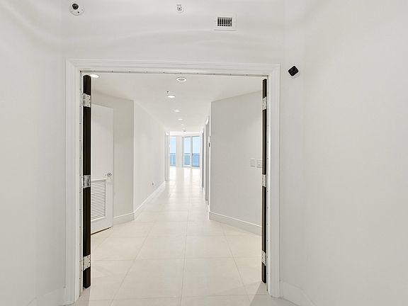 4th image of 6051 N Ocean Drive #1101