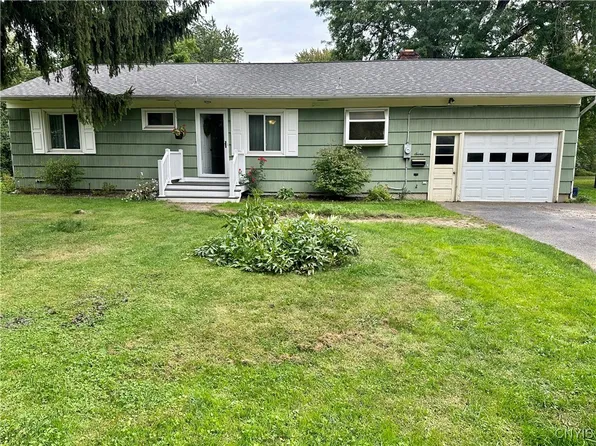 7 Bellewood Cir, North Syracuse, NY 13212