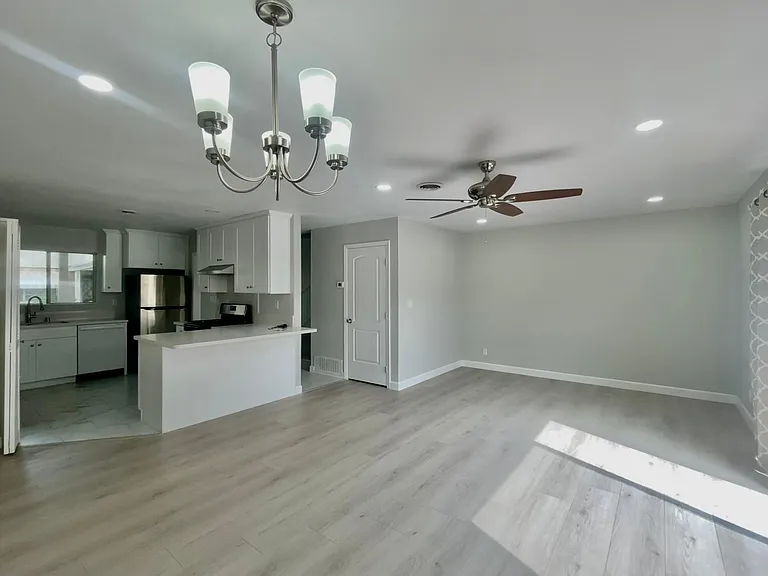 653 E Matchwood Pl — Photo 4