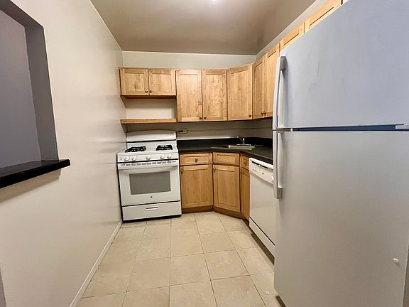 3rd image of 320 E 65th St APT 520