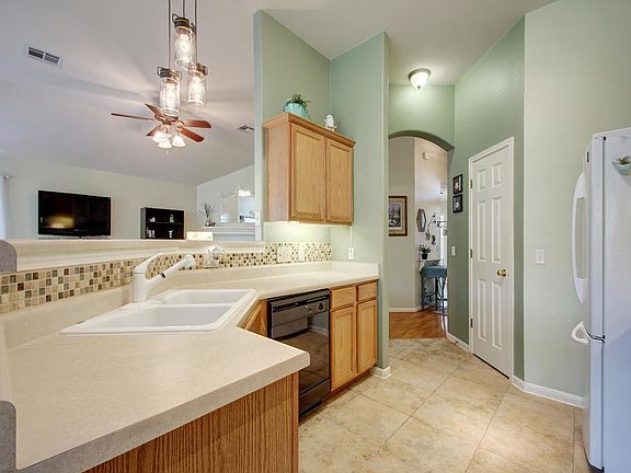 3rd image of 703 Hilltop Dr