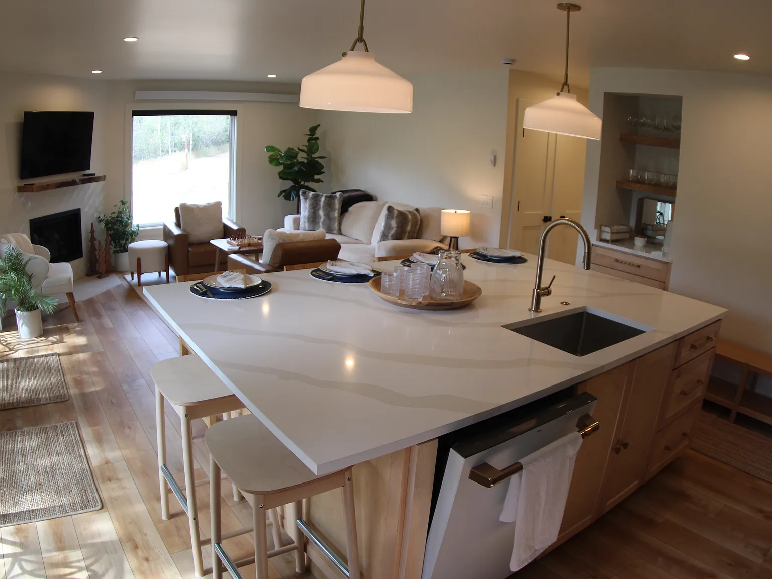 2 bed, 920 sqft, $6,800 — Photo 2