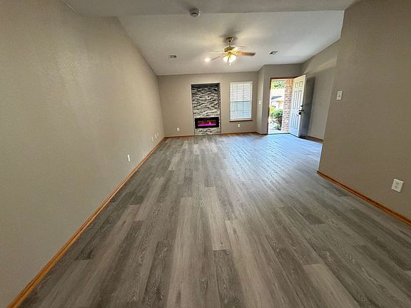 2nd image of 824-930 Railhead Dr #828