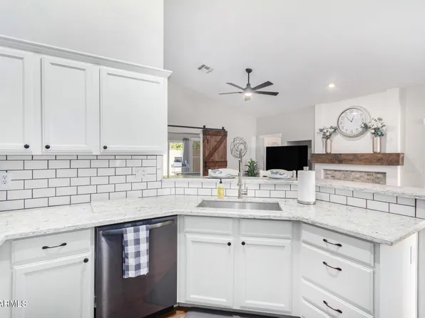 2852 W GAIL Drive, Chandler, AZ 85224