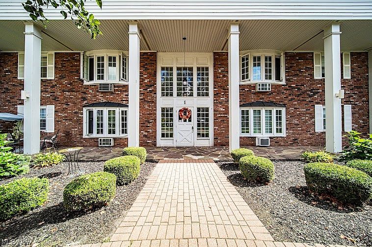 1st image of 1 Meadowlawn Dr Unit 7