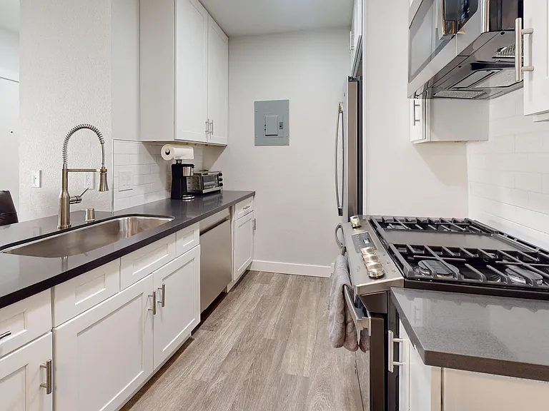 Charter Oaks Apartments — Photo 40