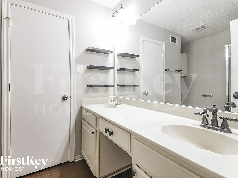 2026 Greenview Dr — Photo 13