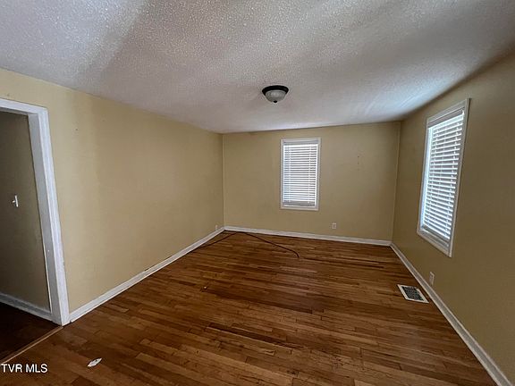 3rd image of 261 Jordan Ln