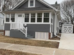 1195 N McKinley Rd, Lake Forest, IL 60045