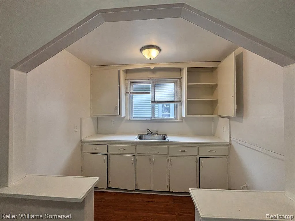 3 bed, 2.0 bath, 881 sqft, $1,600 — Photo 4